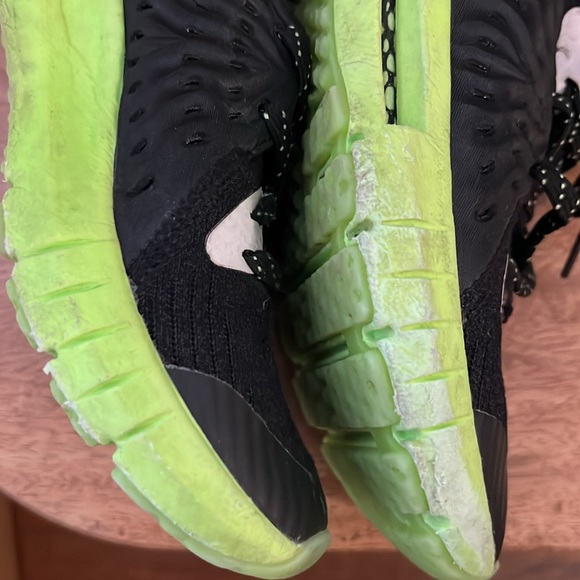 Under Armour Hovr Phantom black and neon green size 4Y - Picture 9 of 11